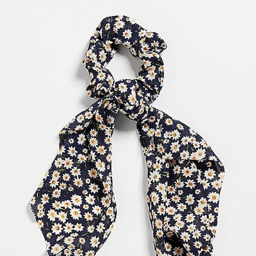 Blue Daisy Floral Scrunchie Scarf